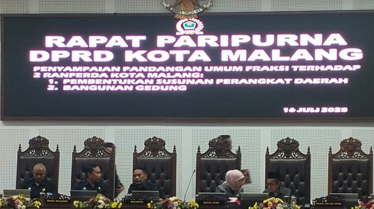 MALANG Media Kota. Dewan Perwakilan Rakyat Daerah (DPRD) secara resmi mengesahkan Rancangan Peraturan Daerah (Ranperda) tentang Pengarusutamaan Gender (PUG), dalam Rapat Paripurna yang digelar di Gedung DPRD Kota Malang pada Selasa (15/7/2025),