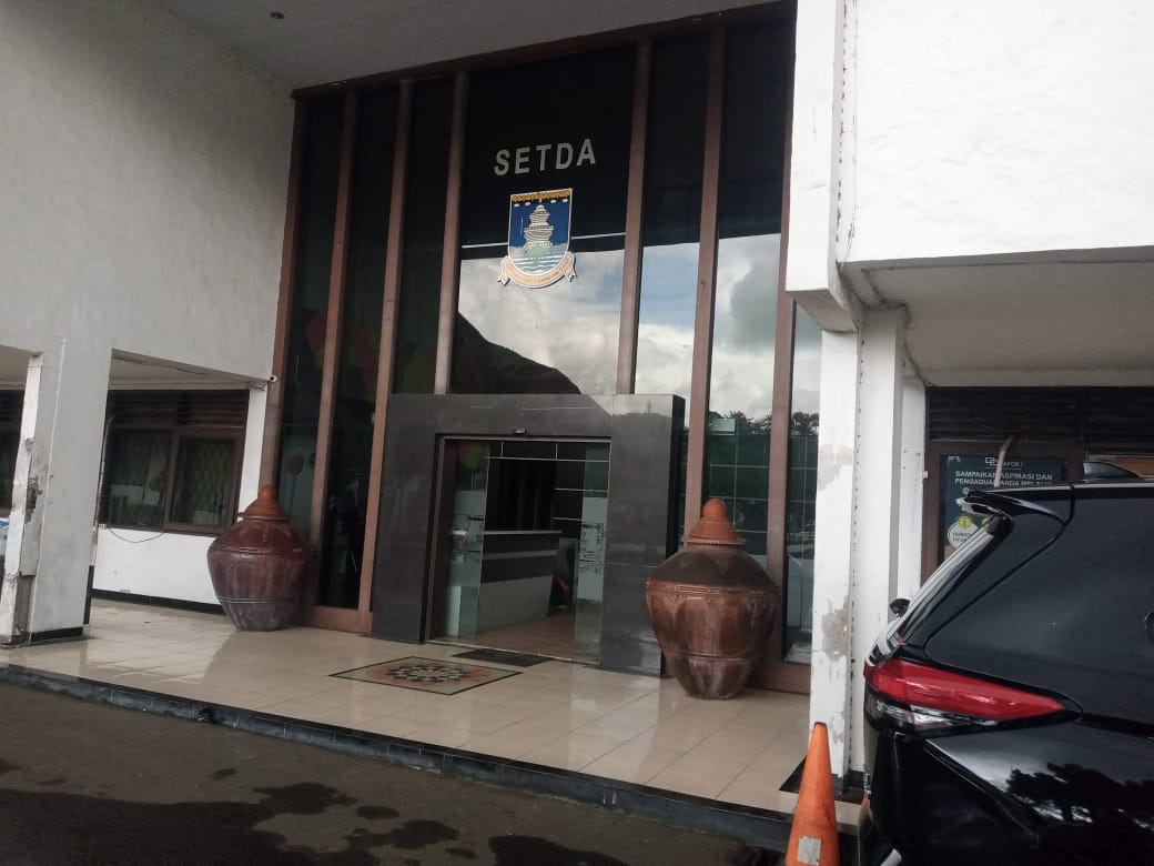 0kum PAMDAL Tak Pahami UU PERS Cegah Wartawan Masuk Ruang Setda Kabupaten Serang.