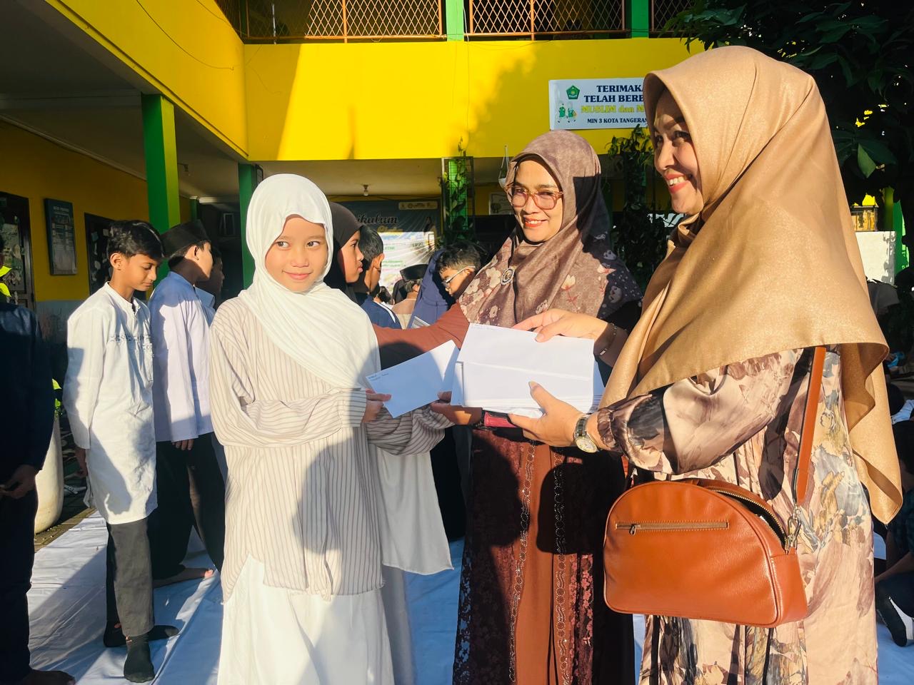 Berbagi Keberkahan di Bulan Suci Ramadhan, MIN 3 Tangsel Salurkan 100 Paket Zakat Fitrah